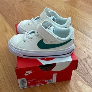 Nike court legacy toddler with green swoosh